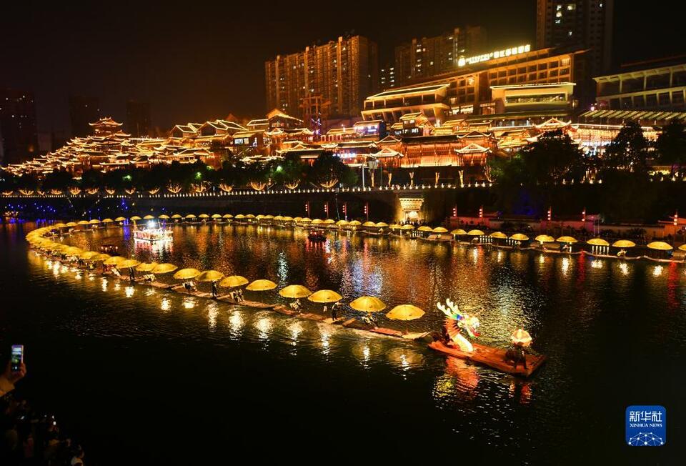 湖北宣恩：一河水淌活“夜經濟”