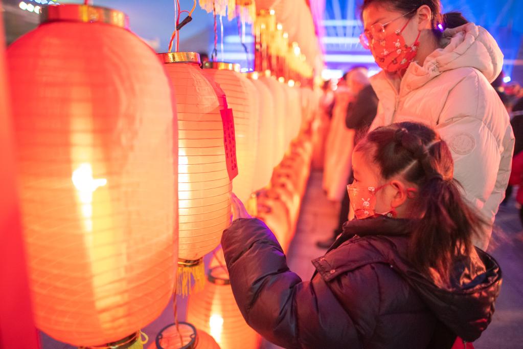 鐘鳴楚天鬧元宵 千燈萬盞照新年