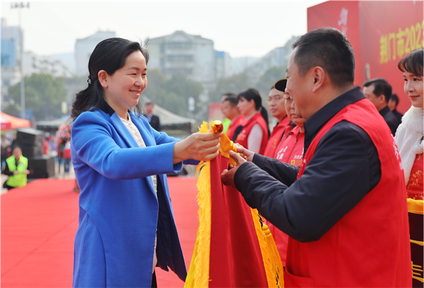 爭創文明典範城市 荊門掀起學雷鋒活動熱潮_fororder_圖片2