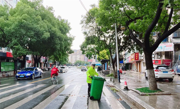 暴雨突襲 京山警方全力清障保平安_fororder_圖片1