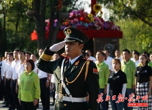 東湖綠道升起五星紅旗慶祝新中國成立70週年