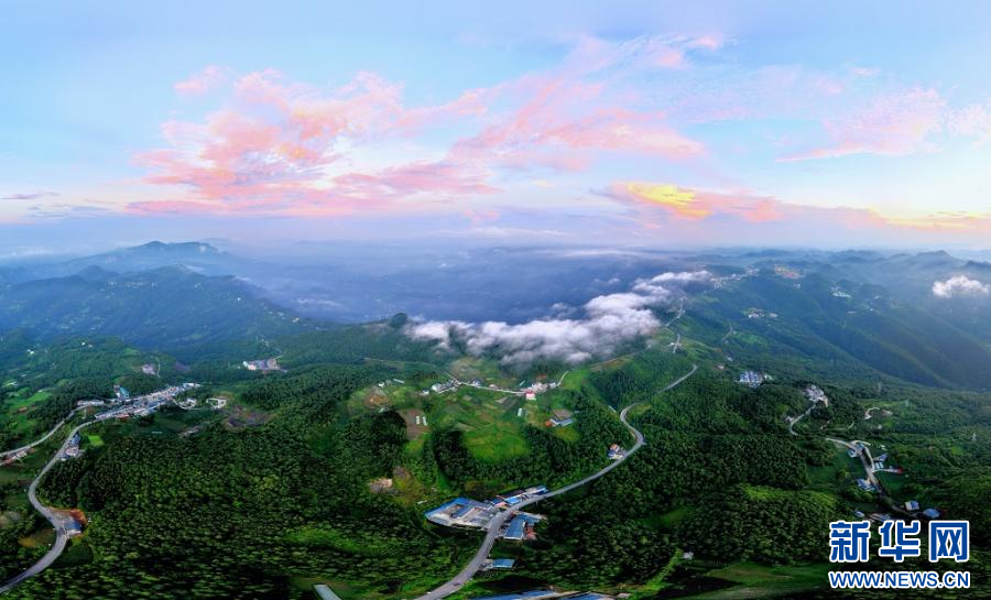 巴東秘境綠蔥坡 夏日風光引遊人