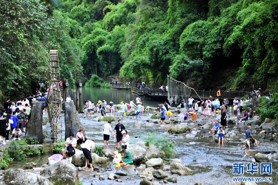 湖北宜昌：青山綠水間 夏日享清涼