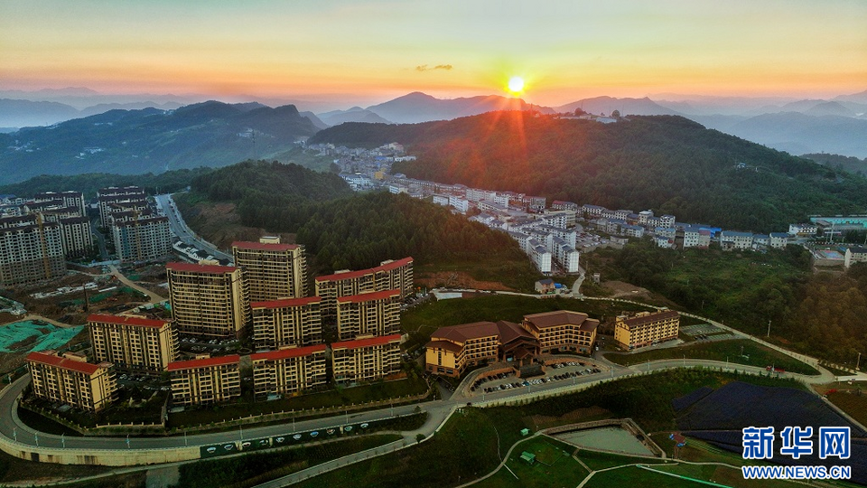 巴東秘境綠蔥坡 夏日風光引遊人