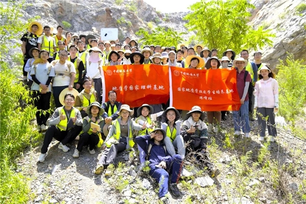 這個暑期 中國地質大學老師把育人工作做到 學生家中、實踐基層和實習一線