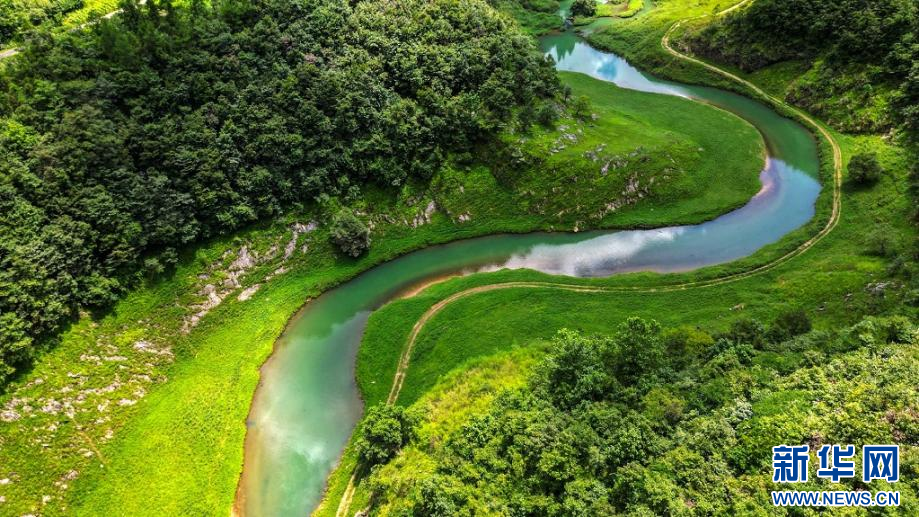 湖北鶴峰：小河彎彎 山野慢行