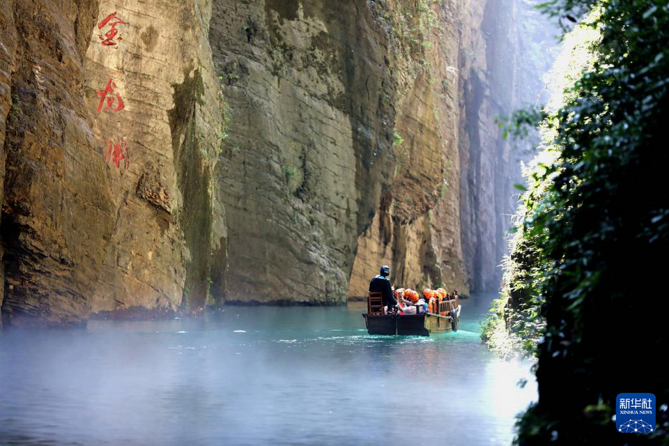 湖北鶴峰：秋日峽谷景如畫