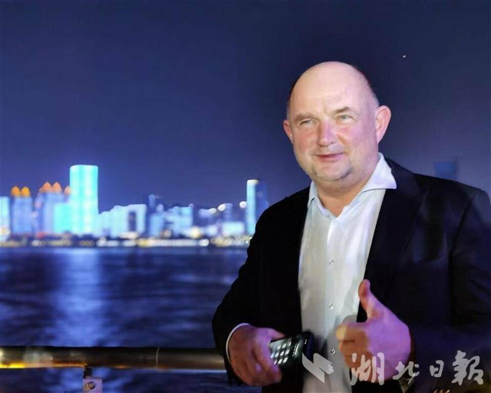 流光溢彩景如畫！波蘭外賓點讚繽紛夜武漢