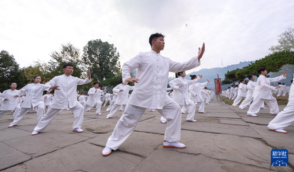 世界武當太極大會在湖北武當山開幕