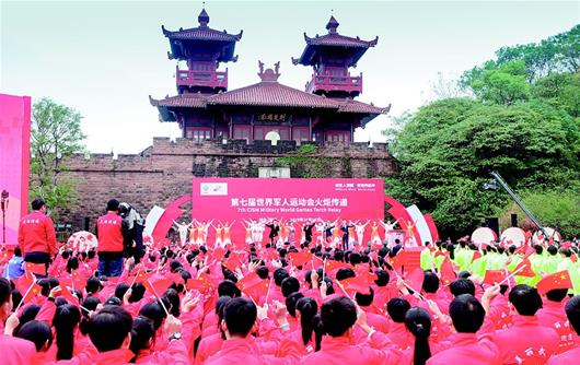 軍運會火炬傳遞點亮“和平榮光”