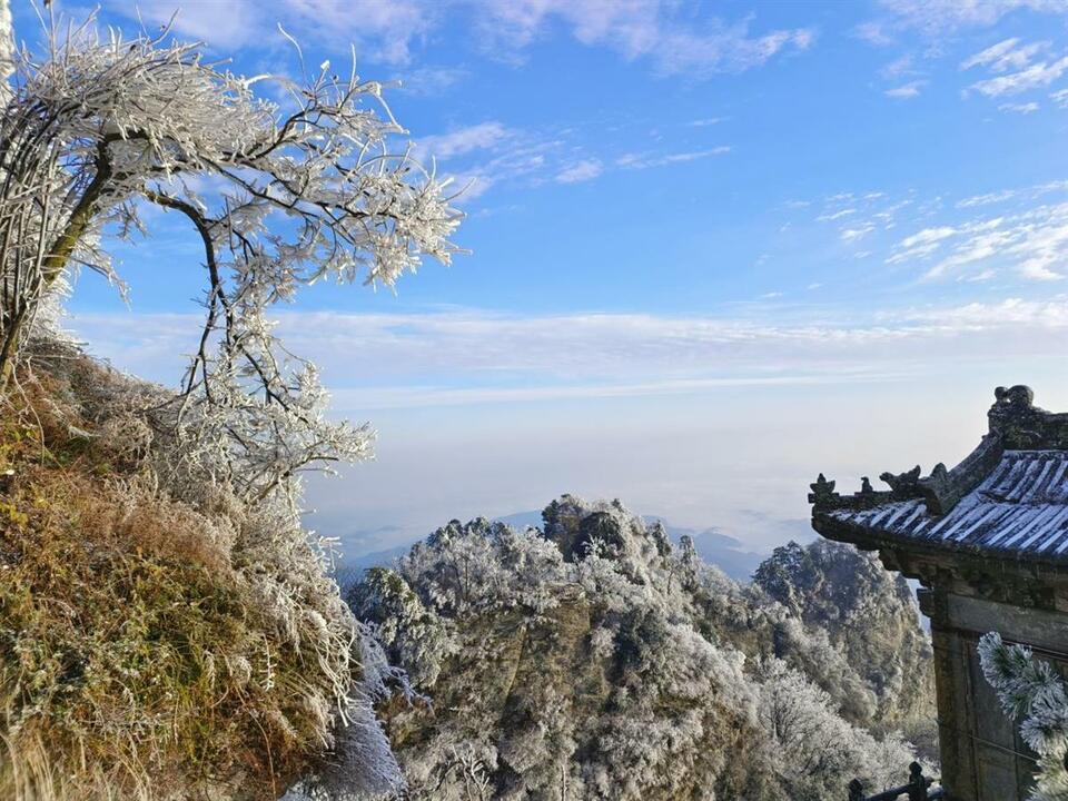 降雪之後的武當山再現絕美日出和壯觀雲海