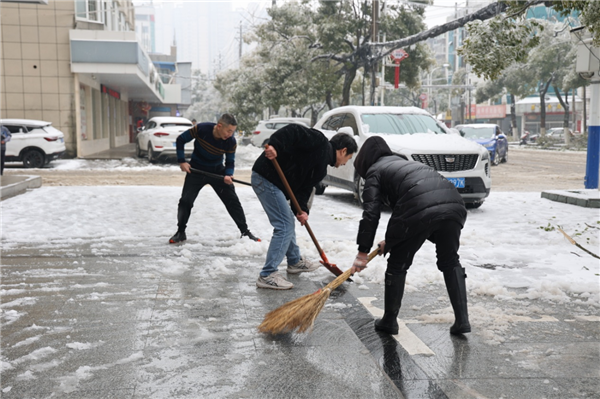 湖北洪湖煙草專賣局主動響應 鏟雪除冰護航群眾出行路_fororder_圖片2