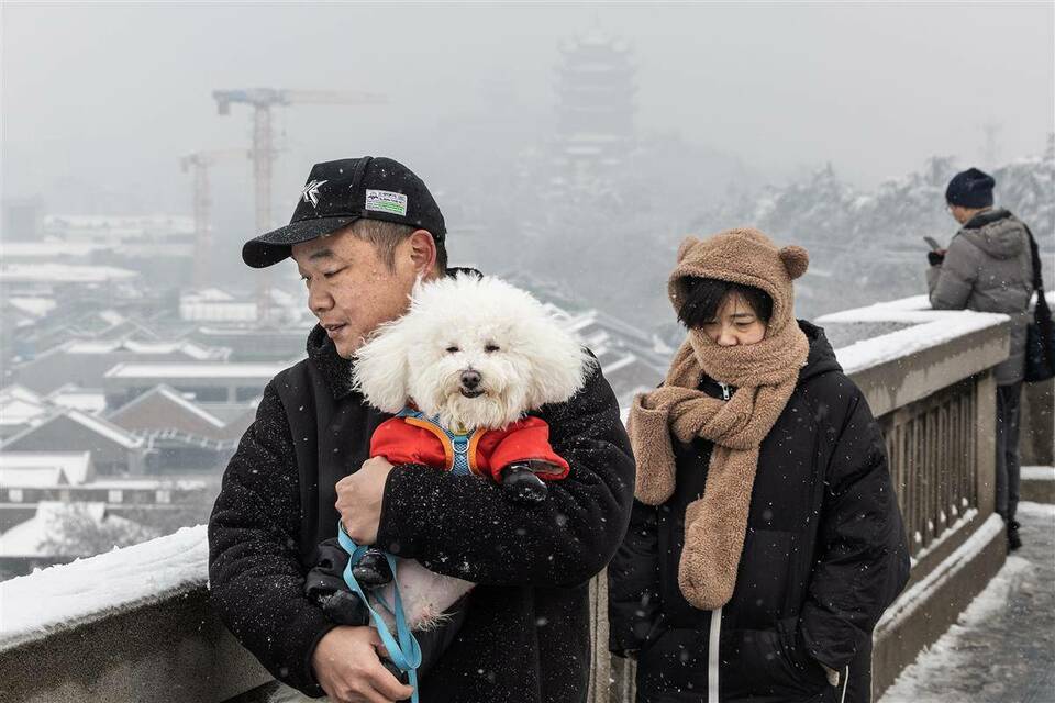 雪中江城宛如水墨畫 市民打卡武漢地標