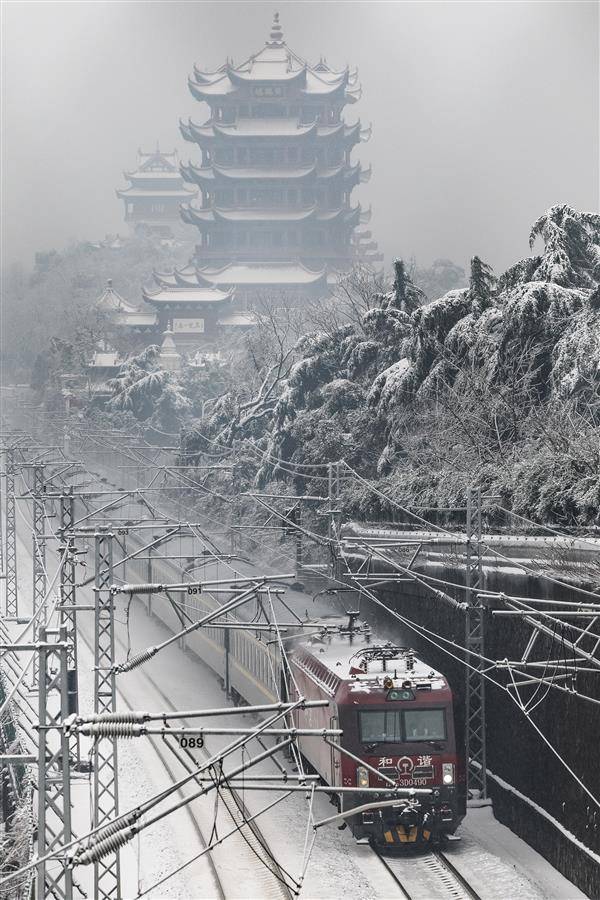 雪中江城宛如水墨畫 市民打卡武漢地標