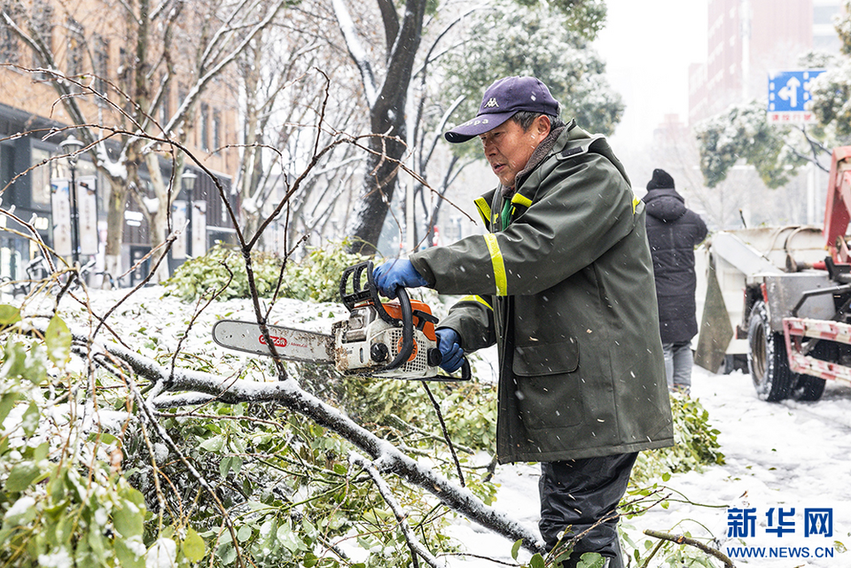 武漢園林開啟24小時作業模式迎戰冰雪