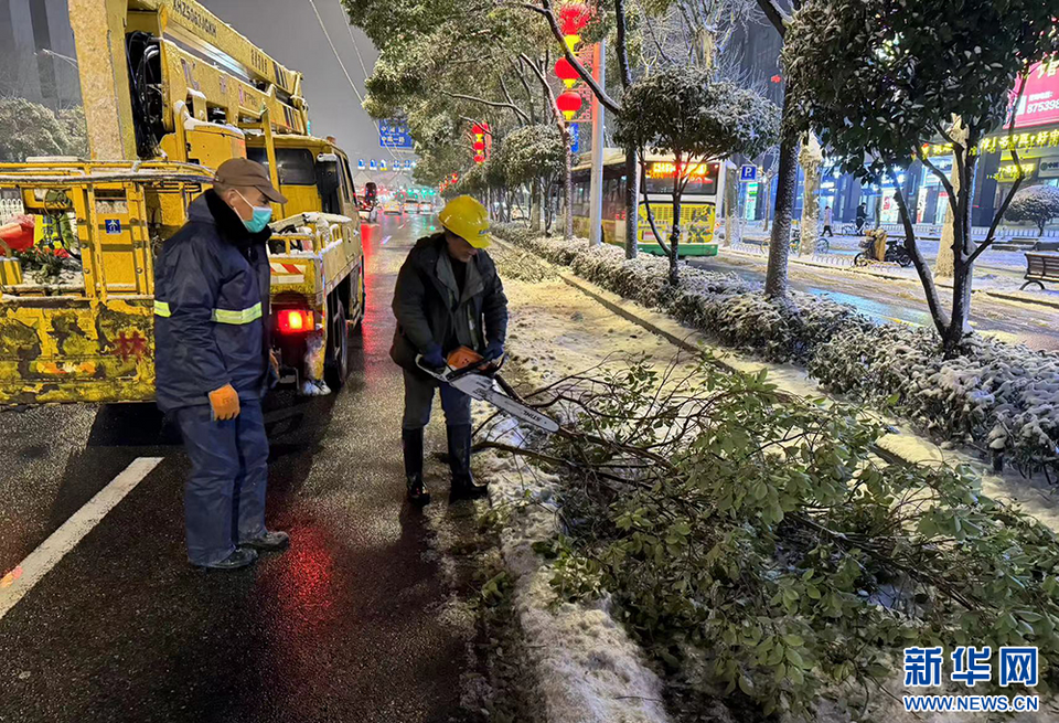 武漢園林開啟24小時作業模式迎戰冰雪