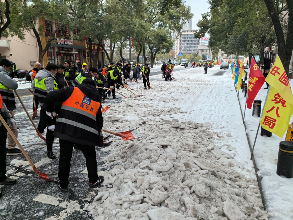 湖北晝夜“打雪仗” 以動治“凍”保通暢