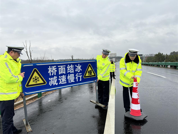 戰風雪護平安 麻城市公安局積極應對雨雪冰凍天氣_fororder_圖片8