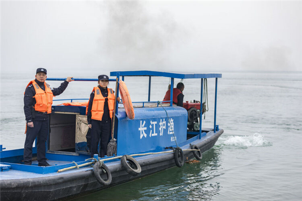 湖北：河湖警長護漁忙 魚兒戲水競相歡_fororder_02