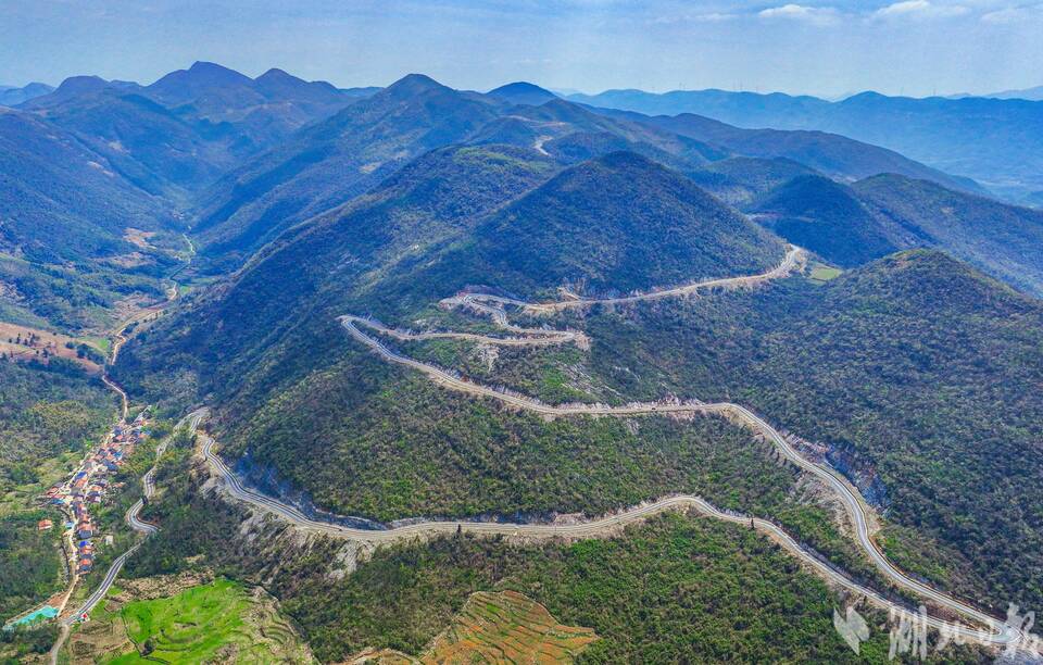 湖北大冶一條“彩虹公路”串起深山致富路