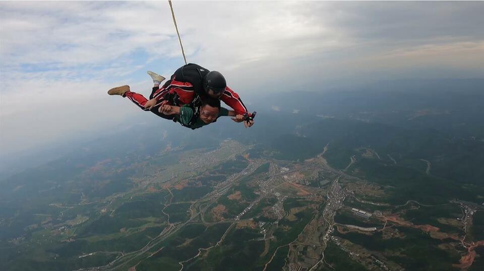 湖北十堰市首次機降高空跳傘在竹山首跳成功