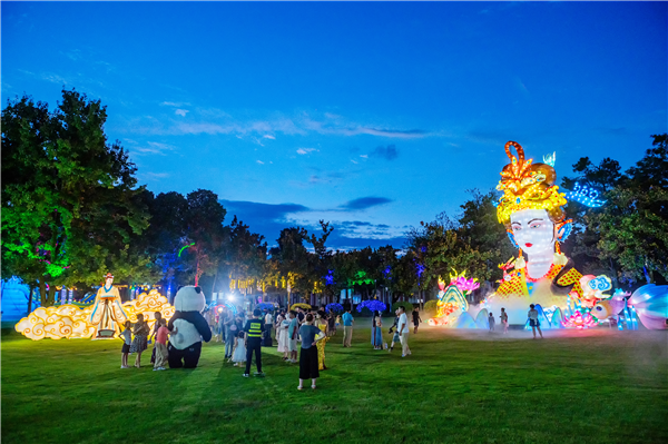 武漢植物園“洛神繁花夜”東湖光影潮玩節夜遊活動啟幕_fororder_圖片5