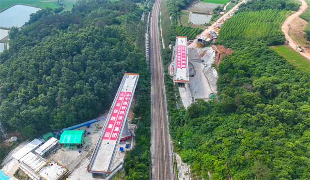 襄荊鐵路跨浩吉鐵路特大橋上演“空中華爾茲”_fororder_圖片1