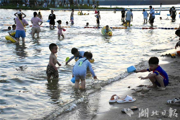 水上公園客流翻倍 戲水商品熱銷 武漢“親水經濟”升溫_fororder_微信圖片_20240710093352