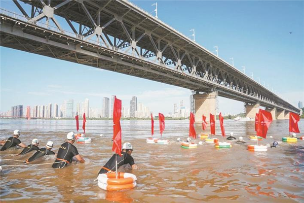 武漢渡江節今日舉行 國內27支群眾方隊橫渡  各路“泳士”劈波斬浪搶渡長江_fororder_微信圖片_20240808092858