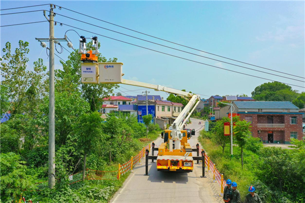 湖北黃石：帶電作業機器人“上崗”保障村民高溫用電_fororder_圖片4