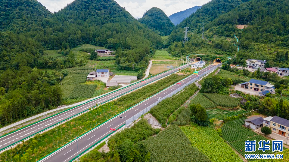 鄂西迎來新“天路”！宜來高速鶴峰東段全面建成