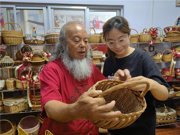 大學生用AI讓非遺傳承煥發新生 柳編颳起美居風_fororder_圖片3