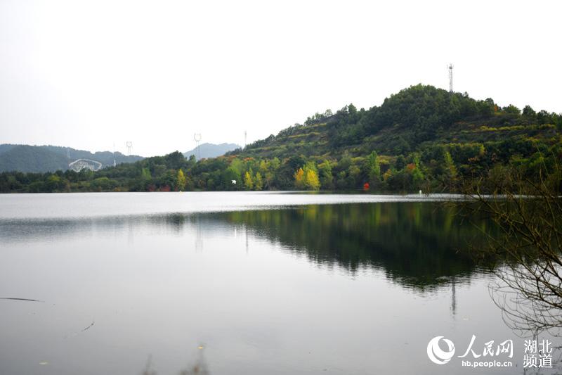 丹江口水庫水位上漲 碧波秋水紅葉秋景美煞人