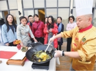 下塘挖野藕 比拼做藕宴 美食達人荷塘邊“藕遇”東湖