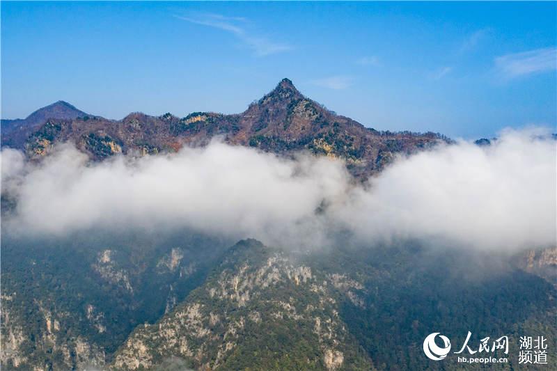 湖北保康：夢幻雲霧繞群山 雪後山鄉如畫境