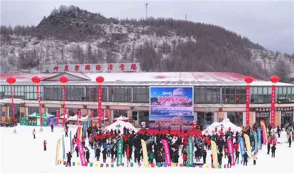 【湖北】【CRI原創】湖北省首屆冰雪大會在神農架國際滑雪場開幕