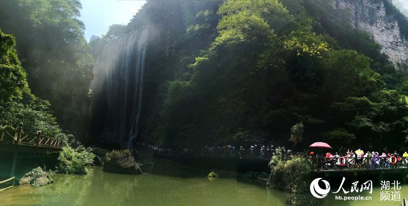 三峽最火景區“天賜清涼” 萬人穿越大瀑布