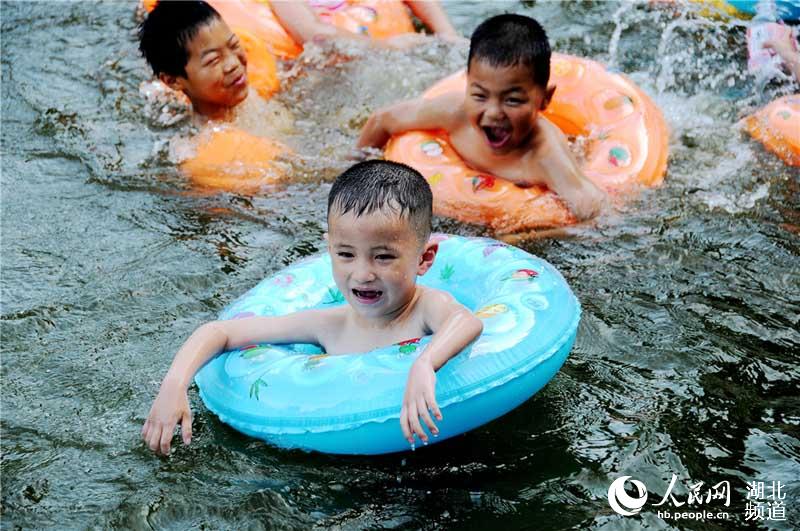 湖北十堰：夏日玩水度暑“清涼一夏”