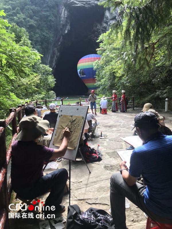 畫家空降涼城利川 共繪鄂西林海美景