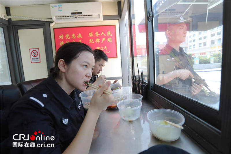 武漢48℃高溫 女特警挂槍值守火車站