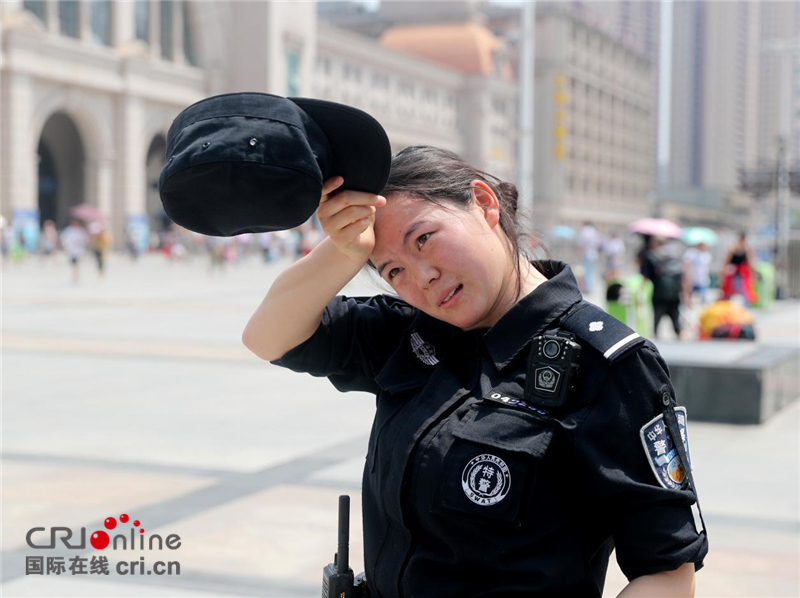 武漢48℃高溫 女特警挂槍值守火車站