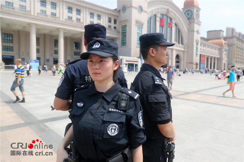 武漢48℃高溫 女特警挂槍值守火車站