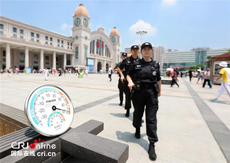 武漢48℃高溫 女特警挂槍值守火車站