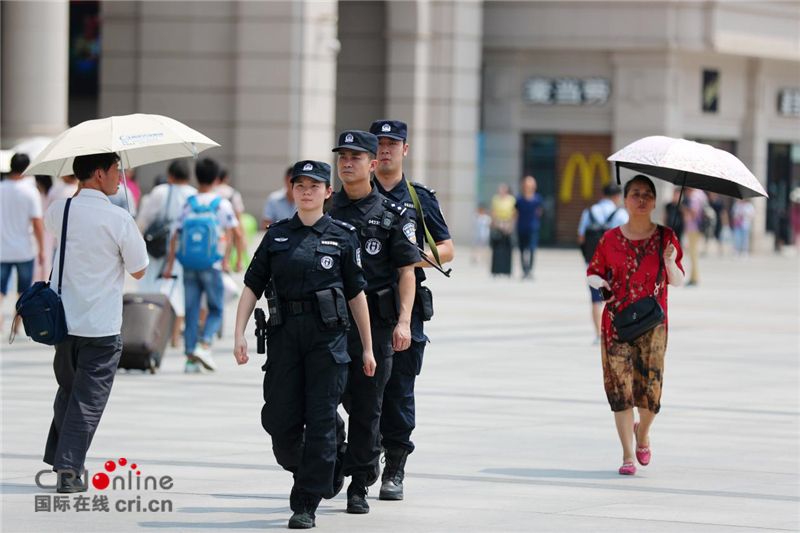 武漢48℃高溫 女特警挂槍值守火車站