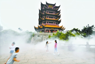 水霧消暑氣 定格最美黃鶴樓