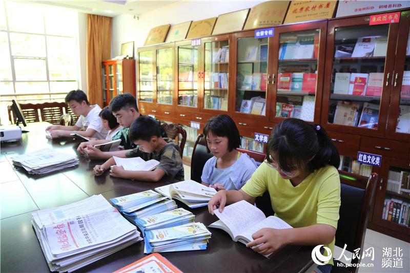 湖北鶴峰：農家書屋成為山裏孩子暑假好去處