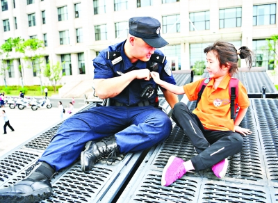 萌寶體驗警營生活過足“警察癮”