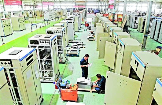 萬洲電氣一線員工趕制外貿電氣産品