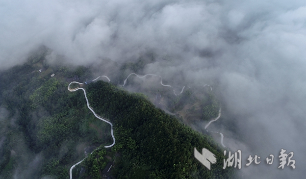 扶貧路似“玉帶”繞山 助推深山群眾脫貧致富