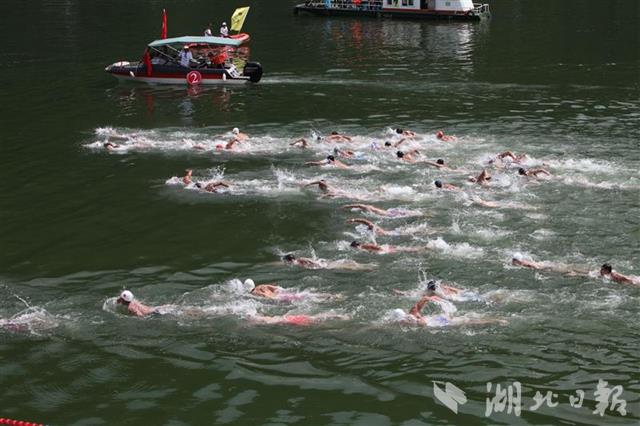 全國80余名健兒逐浪清江